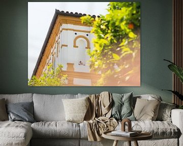 Kleurrijk huis en sinaasappelbomen in Barrio Santa Cruz, Sevilla | Reisfotografie Spanje van Teun Janssen