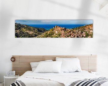 Panoramablick auf das Dorf Deia an der schönen Küste von Mallorca von Alex Winter