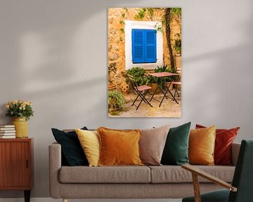 Zicht op idyllische patio van mediterraan huis met blauwe vensterluiken van Alex Winter