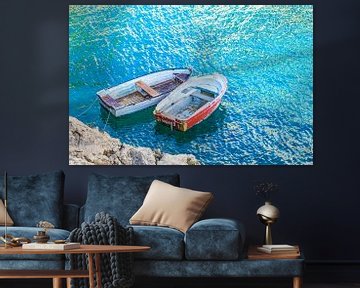 Zwei alte Ruderboote an der Küste mit türkisfarbenem Wasser vertäut von Alex Winter