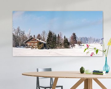 Panorama Winterlandschaft mit Schnee Bäumen und Bauernhof Haus im Allgäu Deutschland von Dieter Walther