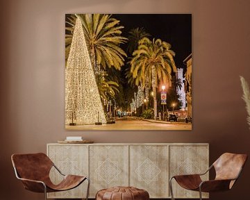 Palma de Majorque, rue illuminée avec palmiers et arbre de Noël sur Alex Winter