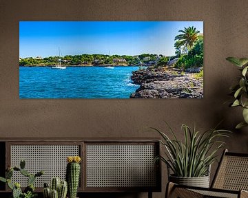 Idyllisch uitzicht op zee met boten aan de kust op Mallorca van Alex Winter