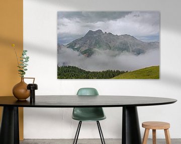 Berglandschap met wolken in de Franse Alpen