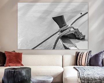 Vue détaillée d'un taquet de corde sur le pont d'un bateau à la photographie grise de style rétro. sur Alex Winter