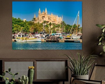 Idyllisch uitzicht op kathedraal La Seu en haven in Palma de Mallorca van Alex Winter