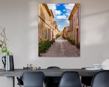 Mooie straat in mediterraan rustiek dorp op Mallorca