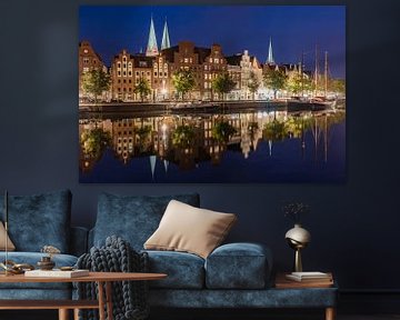 De museumhaven en de oude binnenstad van Lübeck in de avond van Werner Dieterich