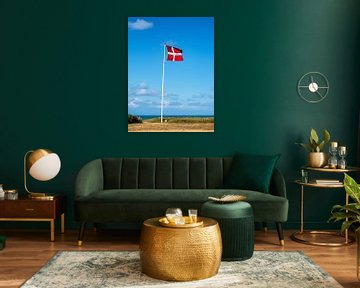De vlag van Denemarken met blauwe lucht