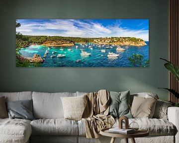 Panorama de la baie de la mer Méditerranée avec des yachts sur Alex Winter