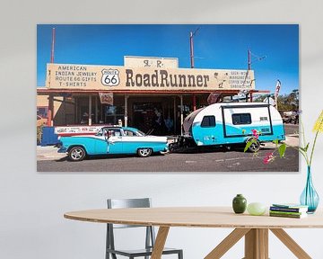 Oldtimer met caravan voor Restaurant Shop Roadrunner in Arizona USA van Dieter Walther