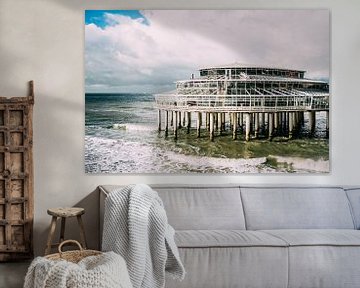 Der Pier in Scheveningen im Meer von Patrycja Polechonska