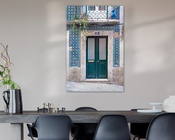 De groene deur nr. 16 in Alfama, Lissabon, Portugal van Christa Stroo fotografie