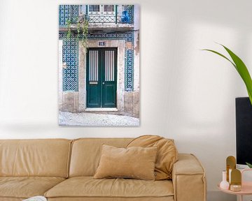 De groene deur nr. 16 in Alfama, Lissabon, Portugal - straat en reisfotografie van Christa Stroo fotografie