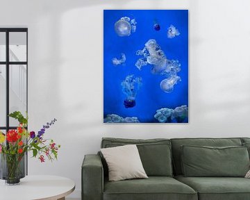 Aquarium met kwallen  - Collage wit en blauw van Marianne van der Zee