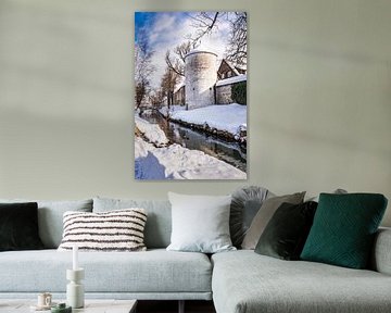 Winterse sneeuw bij de gracht en stadsmuur in Isny im Allgäu in Duitsland van Dieter Walther