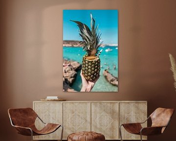 Ananas-Cocktail in der Blauen Lagune auf Comino, Malta von Dayenne van Peperstraten