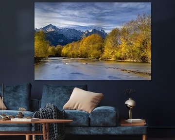 Herbststimmung an der Loisach mit Alpspitze und Zugspitze