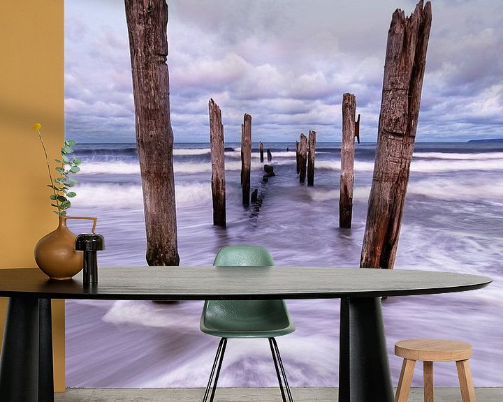 Beispiel fototapete: Holzstangen am Strand von Ralf Lehmann