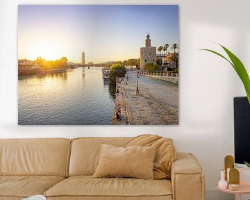 Levendige zonsondergang boven de rivier in Sevilla - Reisfotografie Spanje van Teun Janssen