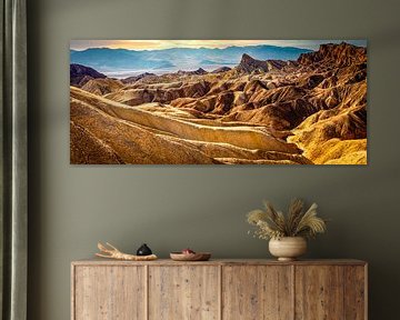 Panorama Kleurrijke rotsformatie op Zabriskie Point in Death Valley National Park Californië VS van Dieter Walther