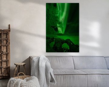 Aurora borealis boven een rotspoort van Ralf Lehmann
