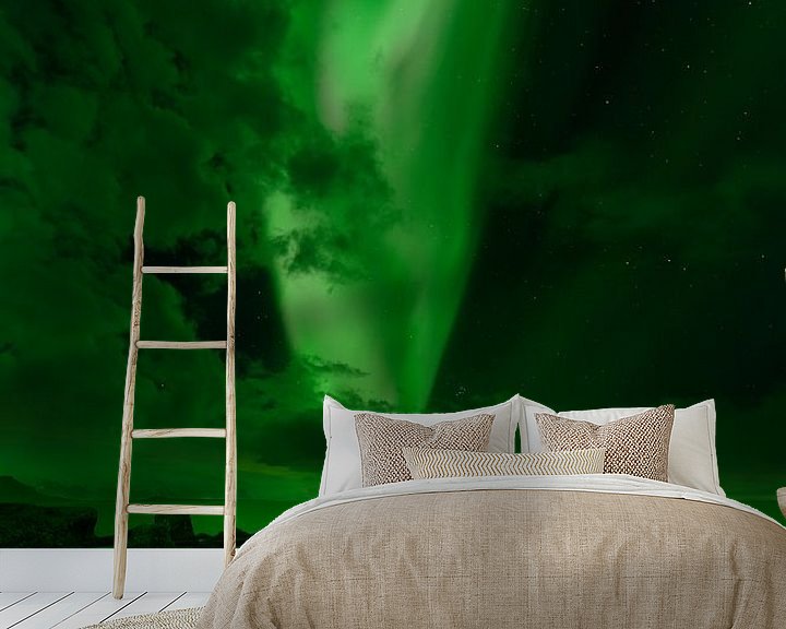 Sfeerimpressie behang: Aurora borealis boven een rotspoort van Ralf Lehmann