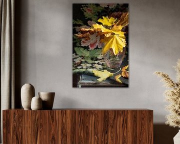 Stilleben 'Herbstblätter und Kelimrosen