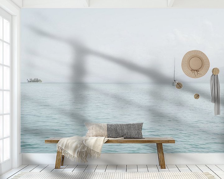Sfeerimpressie behang: Zeilboot op Caribische zee in rustgevende blauwe tinten van Marleen Dalhuijsen