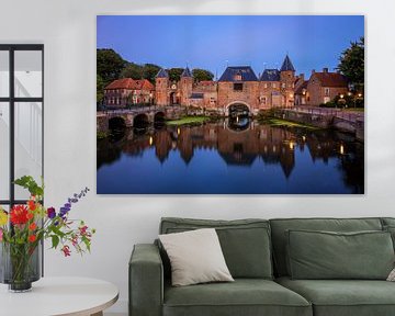 Koppelpoort in de schemering, Amersfoort, Nederland van Adelheid Smitt