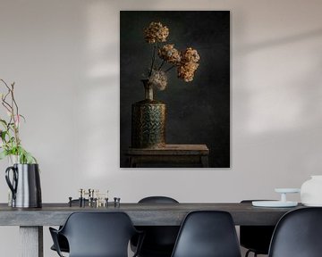 Stillleben mit goldener Vase vor dunklem Hintergrund von Joey Hohage