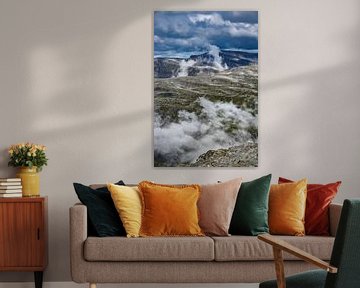 Kijk naar beneden naar de met wolken bedekte weg die leidt naar Dalsnibba, Geiranger, Noorwegen van qtx