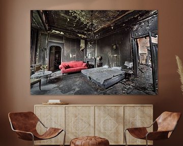 Urbex rotes Sofa in einem verbrannten Hotelzimmer. von Dyon Koning