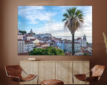 Alfama, Lissabon, Portugal met palmboom - Zomer pastel kleuren straat en reisfotografie van Christa Stroo fotografie