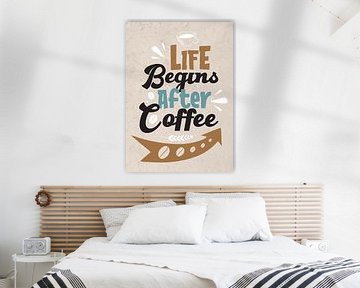 Het leven begint met koffie - Grappige koffiejunkie spreuk voor keuken & eetkamer van Millennial Prints