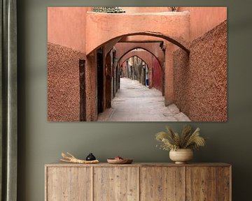 Kleurrijk perzik roze steegje Marrakesh | Marokko | reisfotografie print van Kimberley Helmendag