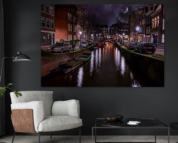 Stadsbeeld van Amsterdam bij nacht in Nederland van Eye on You