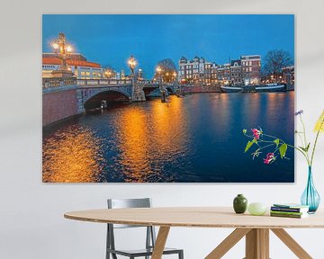De Blauwbrug aan de Amstel in Amsterdam van Eye on You