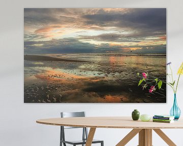 Kleurenpalet op strand bij zonsondergang van Monique van Middelkoop