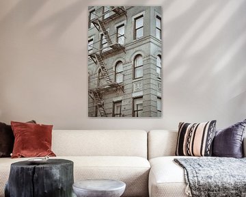 Zwart-wit foto van de voorgevel van een beroemd gebouw in New York van Carolina Reina