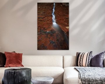 Water stroomt door spleet in rode rots, Zion National Park, Utah van Frank Fichtmüller