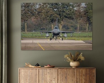 Nog even geduld... een F-16 van de Koninklijke Luchtmacht taxiet richting de kop van baan 24 om daar van Jaap van den Berg