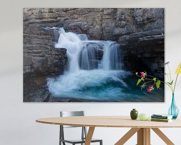 Waterval in Johnston Canyon, Banff, Canada van Discover Dutch Nature