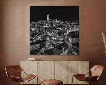 Matera - Skyline de nuit en noir et blanc II sur Teun Ruijters