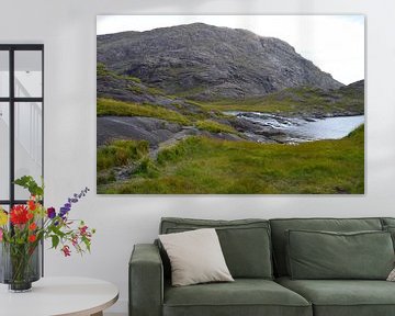 Ruig rotsig berglandschap aan een baai op Isle of Skye van Studio LE-gals
