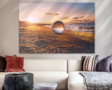 Glaskugel am Strand von Zingst, bei Sonnenuntergang. Die Sonne und die Ostsee spiegeln sich in der K von Martin Köbsch