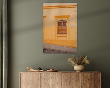 Warme gele muur in straat Almeria Spanje van sonja koning