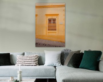 Warme gele muur in straat Almeria Spanje van sonja koning