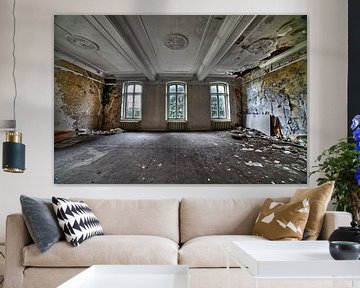 Urbex vervallen kamer in een klooster. van Dyon Koning