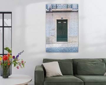 De groene deur nr. 12, Alfama, Lissabon, Portugal - pastel blauwe tegels straat en reisfotografie van Christa Stroo fotografie